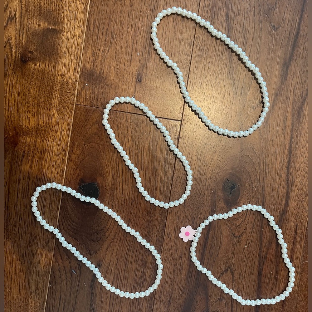 Faux pearl stretchy necklace